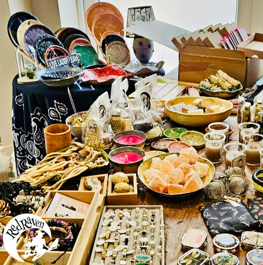 Red Raven Bazarre open studio during Rommelroute Melick with handmade ceramics, ritual, and vintage treasures.