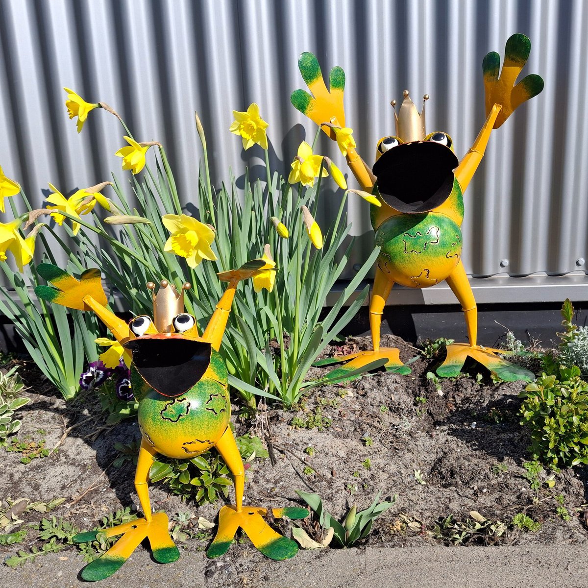 Cheerful Metal Frog Garden Sculpture – Hand-Painted Outdoor Decor (35 cm)