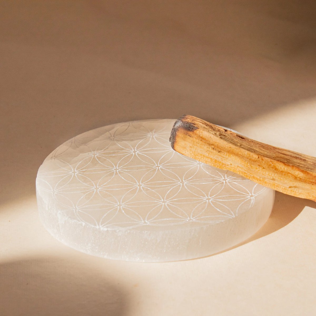 Flower of Life Selenite Charging Plate – Stone of Radiant Energy, Ø10 cm