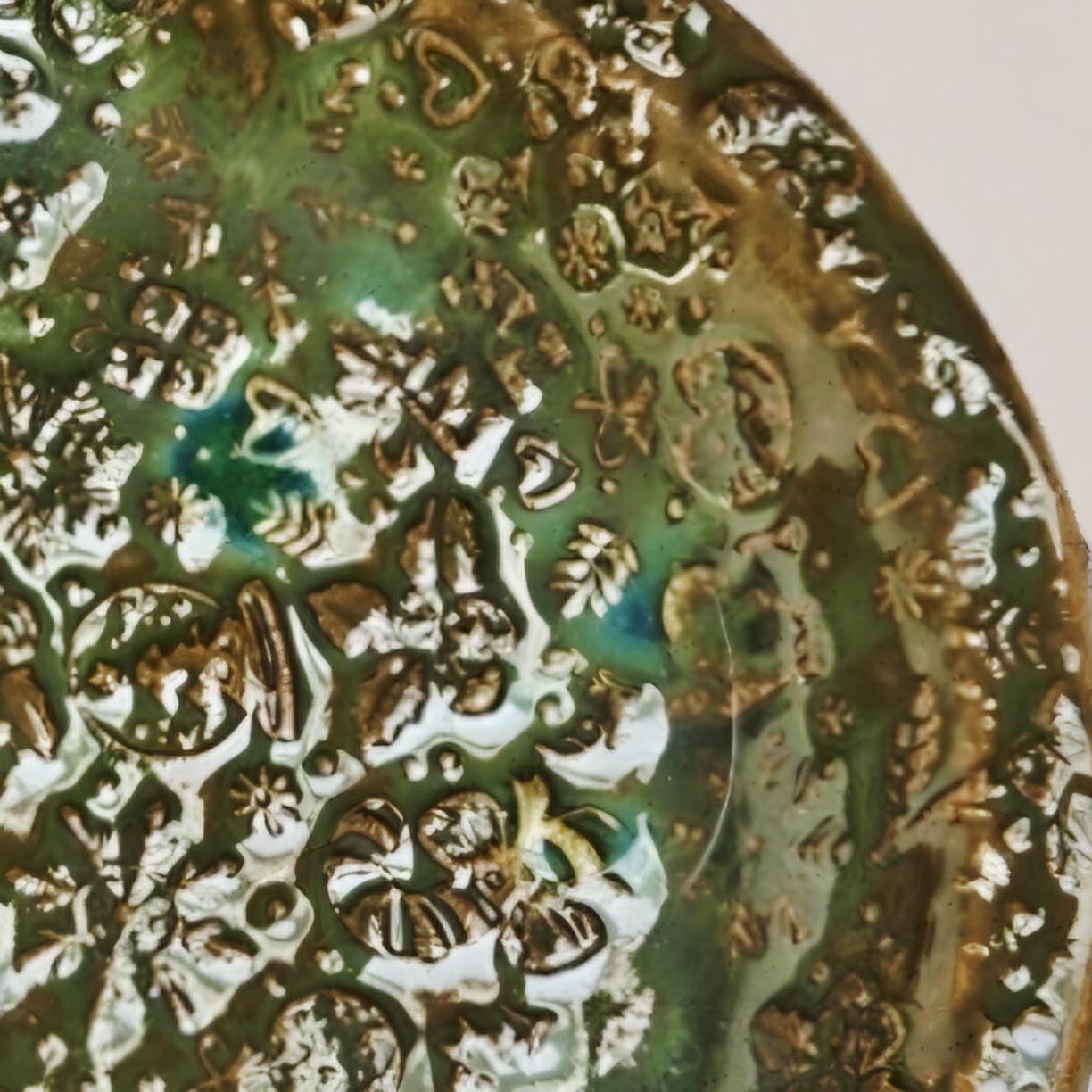 Christmas Story Ceramic Trinket Dish – Evergreen Keepsake Catchall, Ø16×2 cm by Red Raven Pottery