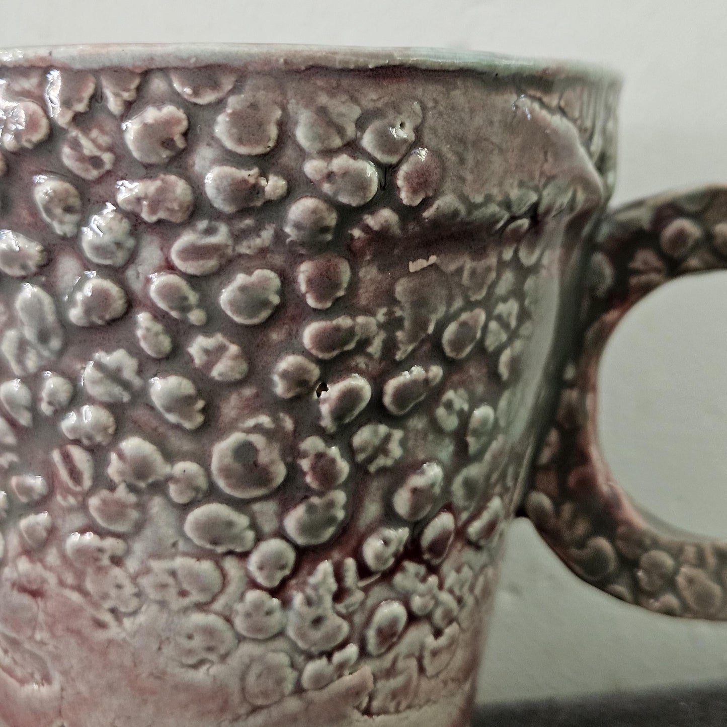 Yard of Bones Ceramic Coffee Mug – Shadows of Life Carved in Clay, Ø8×7.5 cm