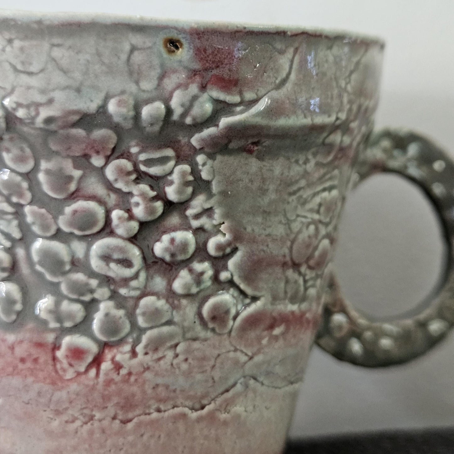 Yard of Bones Ceramic Coffee Mug – Shadows of Life Carved in Clay, Ø8×7.5 cm