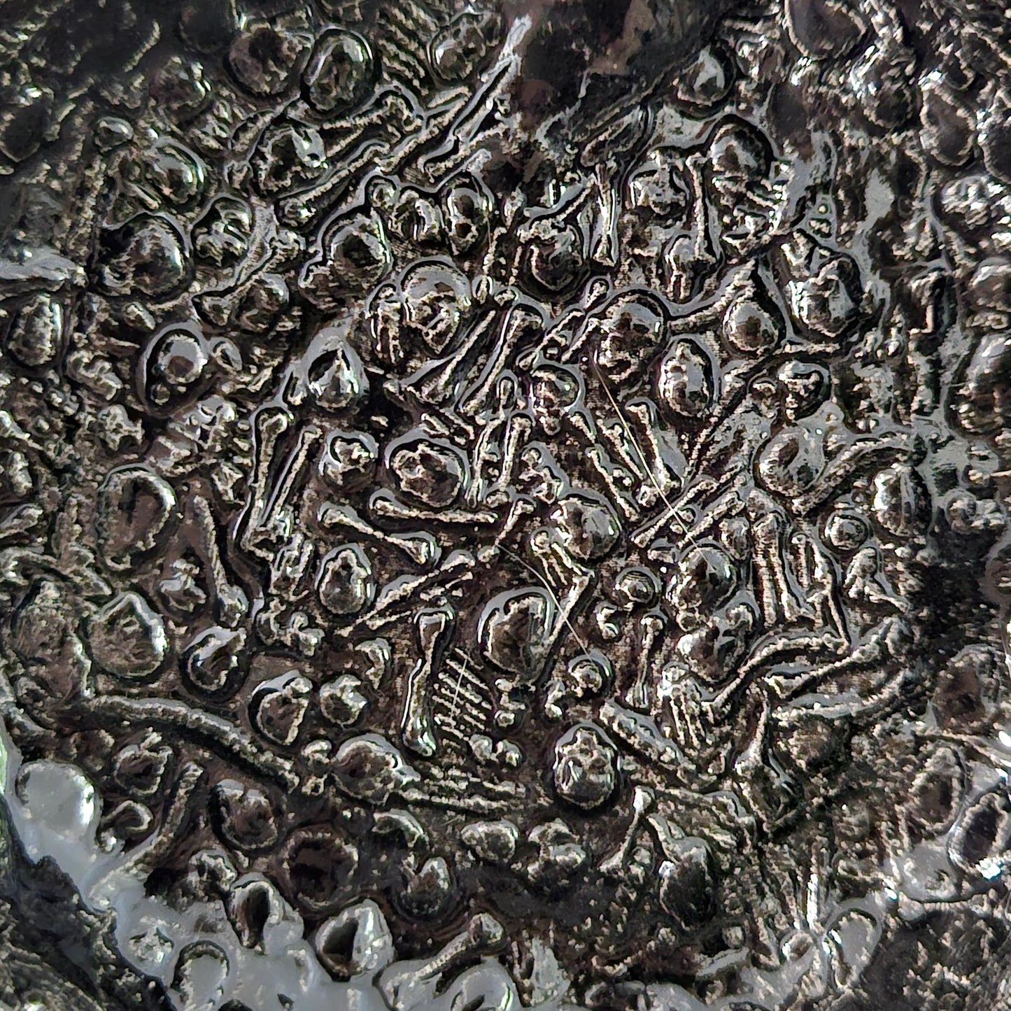 Graveyard of Bones Trinket Dish – Ceramic Macabre for Keepsakes, Ø10×2 cm