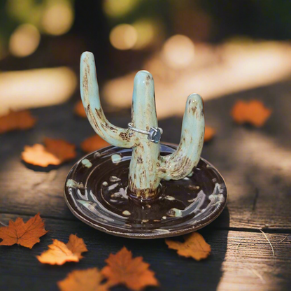 Desert Sentinel Ceramic Ring Keeper – Shrine of Adornments, Ø10×9 cm by Red Raven Pottery