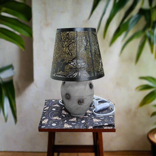 "Nocturne Flight" Handgemaakte keramische lamp - Kolibrielamp met gotische Bloom-voet - Dark Aesthetics Collectie Ø13 cm x 23 cm