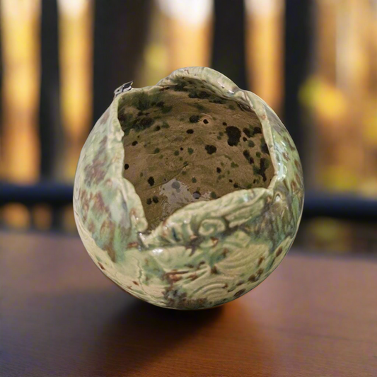 Hatching Sphere Ceramic Planter – Woodland Leaf-Touched Shell, Ø11×11 cm