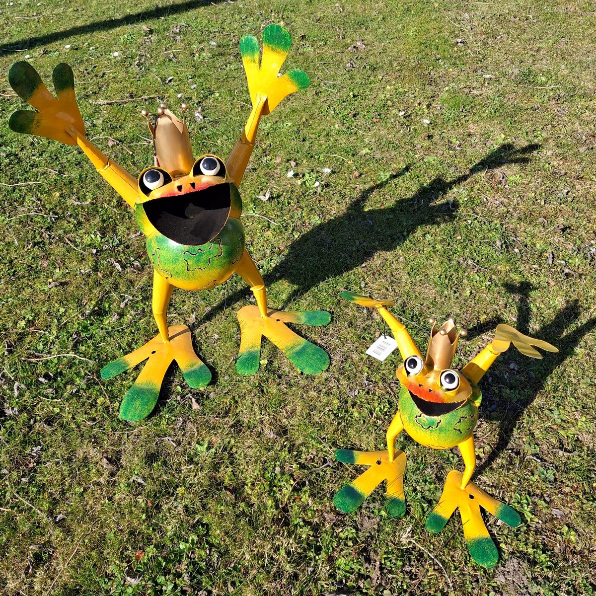 Cheerful Metal Frog Garden Sculpture – Hand-Painted Outdoor Decor (35 cm)