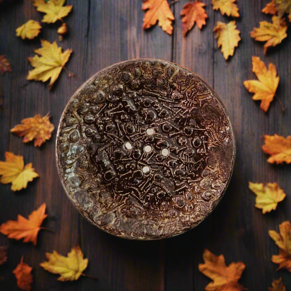 Graveyard Reverie Round Soap Dish – Gothic Ceramic Resting Place, Ø9 cm
