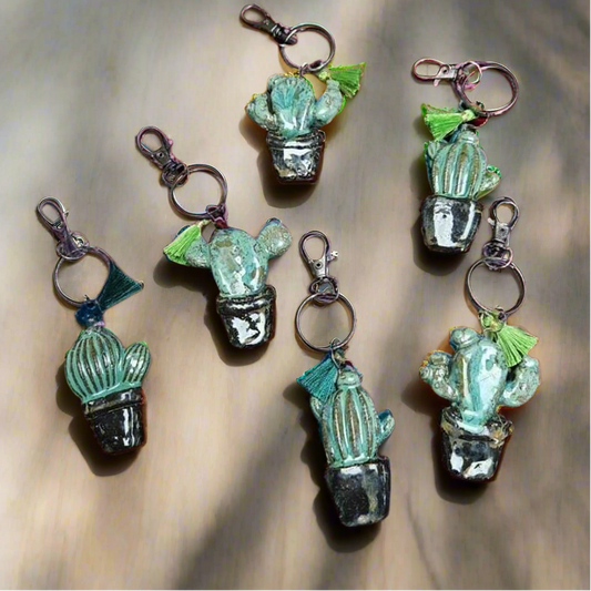 "Pocket Prickle" handgemaakte keramische sleutelhanger - speelse tashanger of sleutelhanger - Pop Oddities-collectie, 4 cm