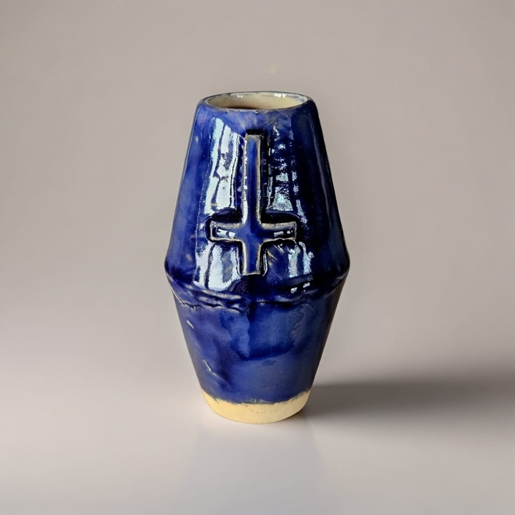 Inverted Cross Mini Vase – Dark Glazed Ceramic Vessel, Ø6×10 cm