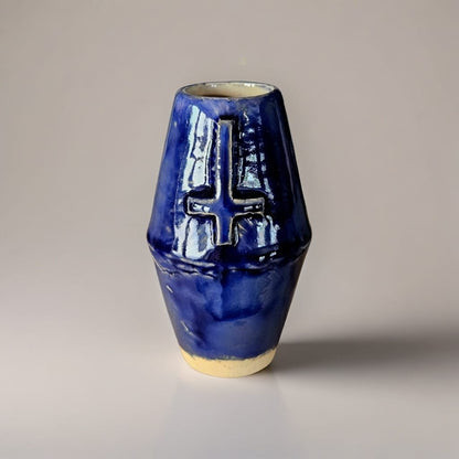 Inverted Cross Mini Vase – Dark Glazed Ceramic Vessel, Ø6×10 cm