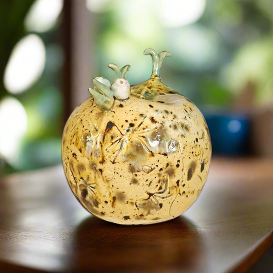 Curious Chicken Sculpture – Spider-Imprinted Ceramic Decor, Ø11×12 cm