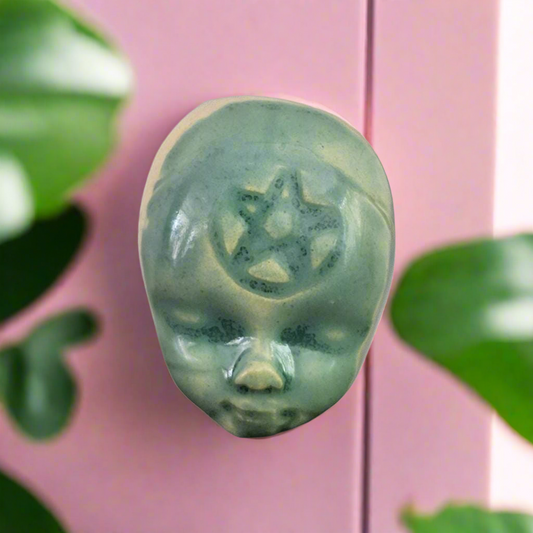 Occult Baby Face Magnet – Dark Enchanting Ornament, 4×3 cm, various designs