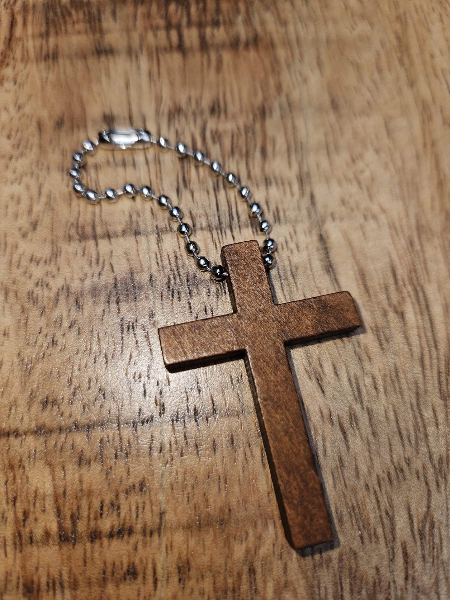 Mini houten kruis sleutelhanger – 4 cm religieuze bedel met bolletjesketting