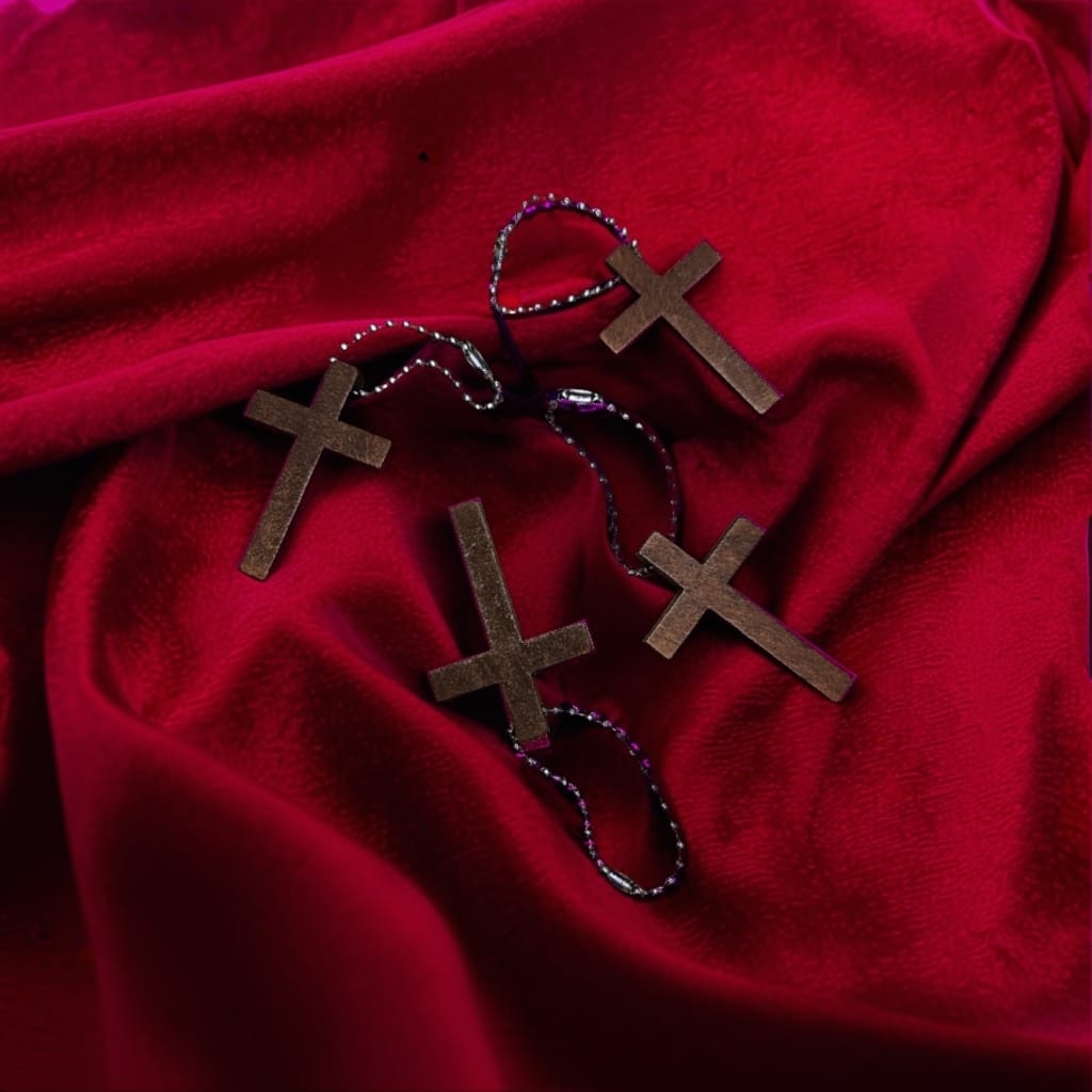 Mini houten kruis sleutelhanger – 4 cm religieuze bedel met bolletjesketting