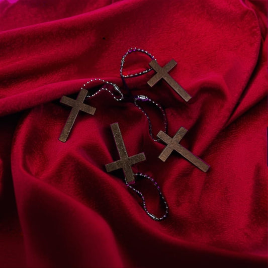 Mini houten kruis sleutelhanger – 4 cm religieuze bedel met bolletjesketting