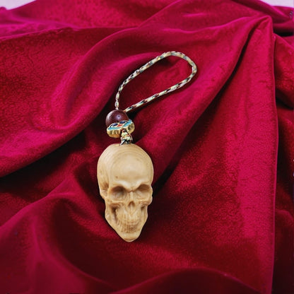 Gesneden schedel sleutelhanger - miniatuur houten amulet