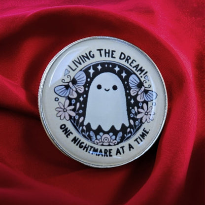Metalen speldje met de tekst "Living The Dream, One Nightmare at a Time" - schattige kleine spookjes reversspeld