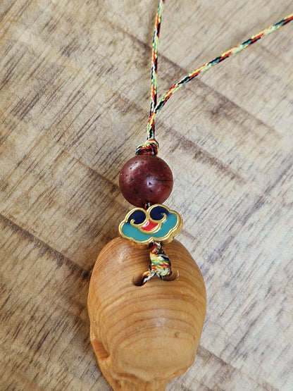 Gesneden schedel sleutelhanger - miniatuur houten amulet