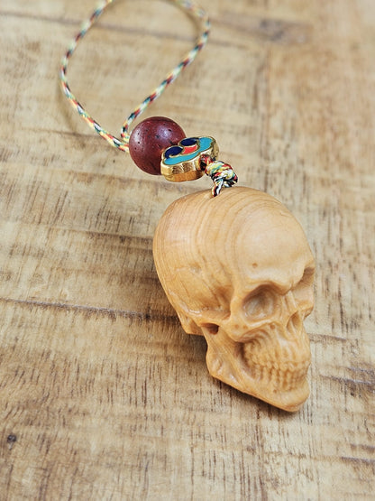 Gesneden schedel sleutelhanger - miniatuur houten amulet