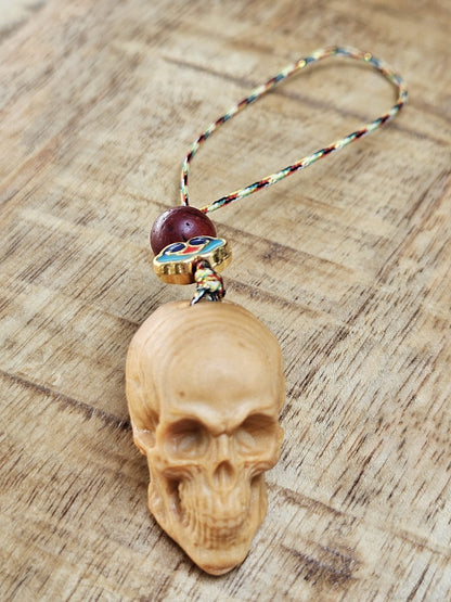 Gesneden schedel sleutelhanger - miniatuur houten amulet