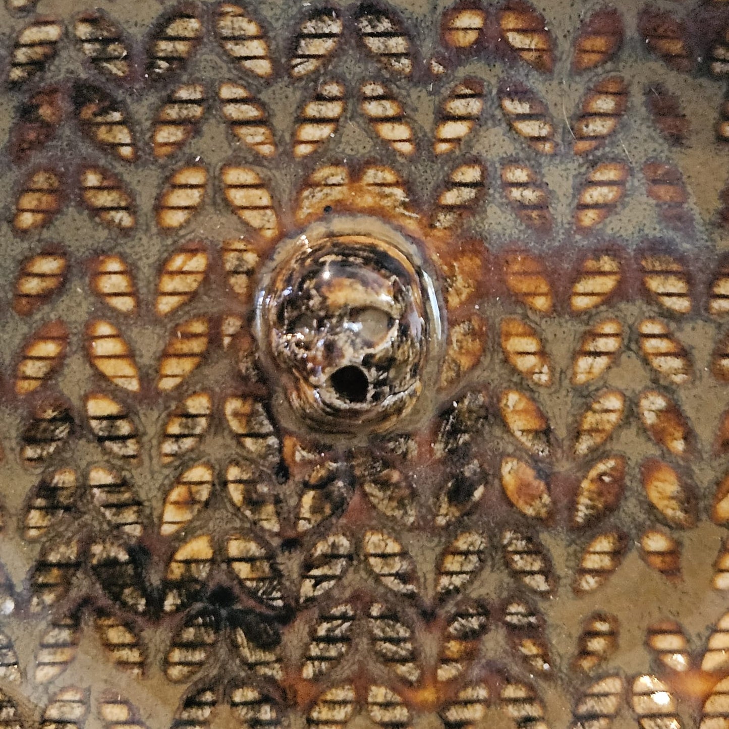 Desert Sun Skull Ceramic Incense Holder – Ritual of Light and Shadow, Ø8 cm by Red Raven Pottery