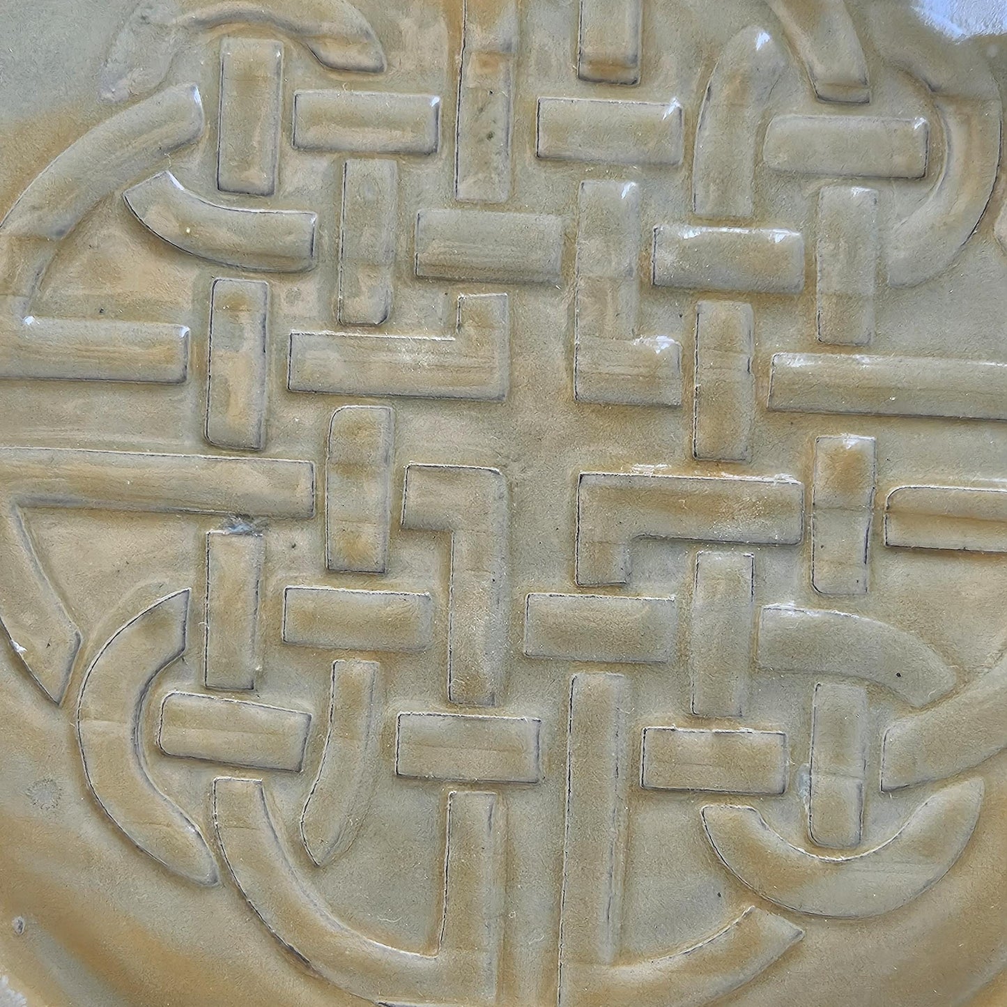 Celtic Soul Ceramic Plate – Endless Knot Of Heritage And Connection, Ø21×1.5 cm by Red Raven Pottery