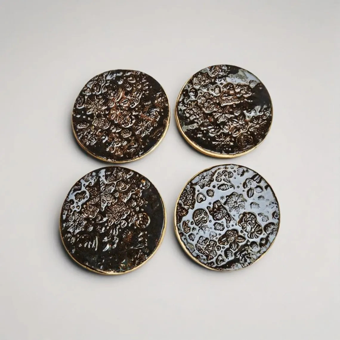 Christmas Story Ceramic Coasters – Set of 4 Winter Table Companions, Ø8 cm by Red Raven Pottery
