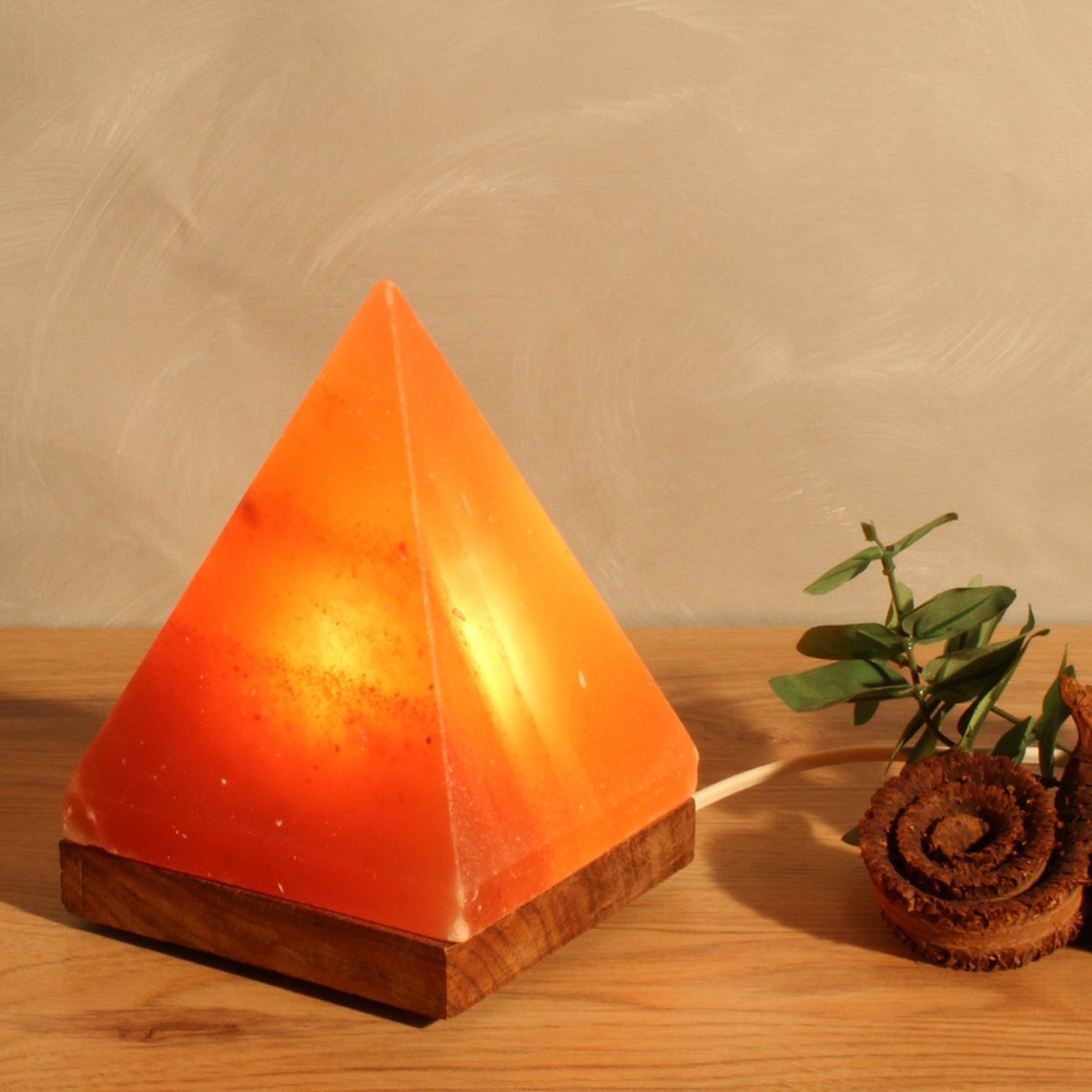 Himalaya  Zoutlamp, Pyramide met Houten voet,  12,5x 12x17,5cm