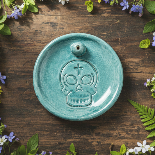 Emerald Skull Ceramic Incense Holder – Silent Ritual Dish, Ø9.5×1 cm by Red Raven Pottery