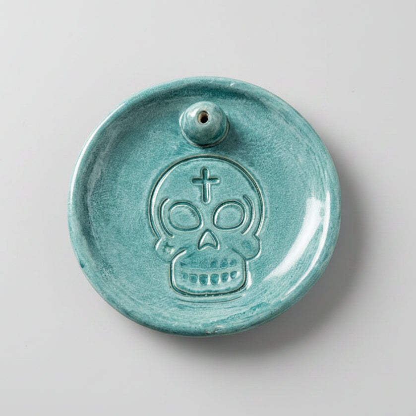 Emerald Skull Ceramic Incense Holder – Silent Ritual Dish, Ø9.5×1 cm by Red Raven Pottery