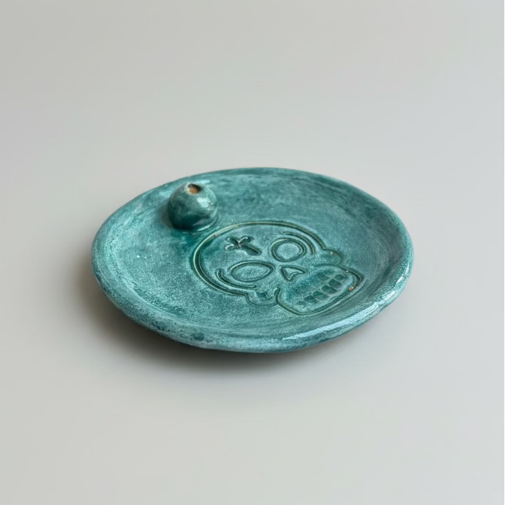 Emerald Skull Ceramic Incense Holder – Silent Ritual Dish, Ø9.5×1 cm by Red Raven Pottery
