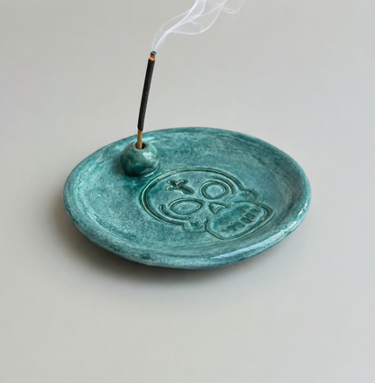 Emerald Skull Ceramic Incense Holder – Silent Ritual Dish, Ø9.5×1 cm by Red Raven Pottery