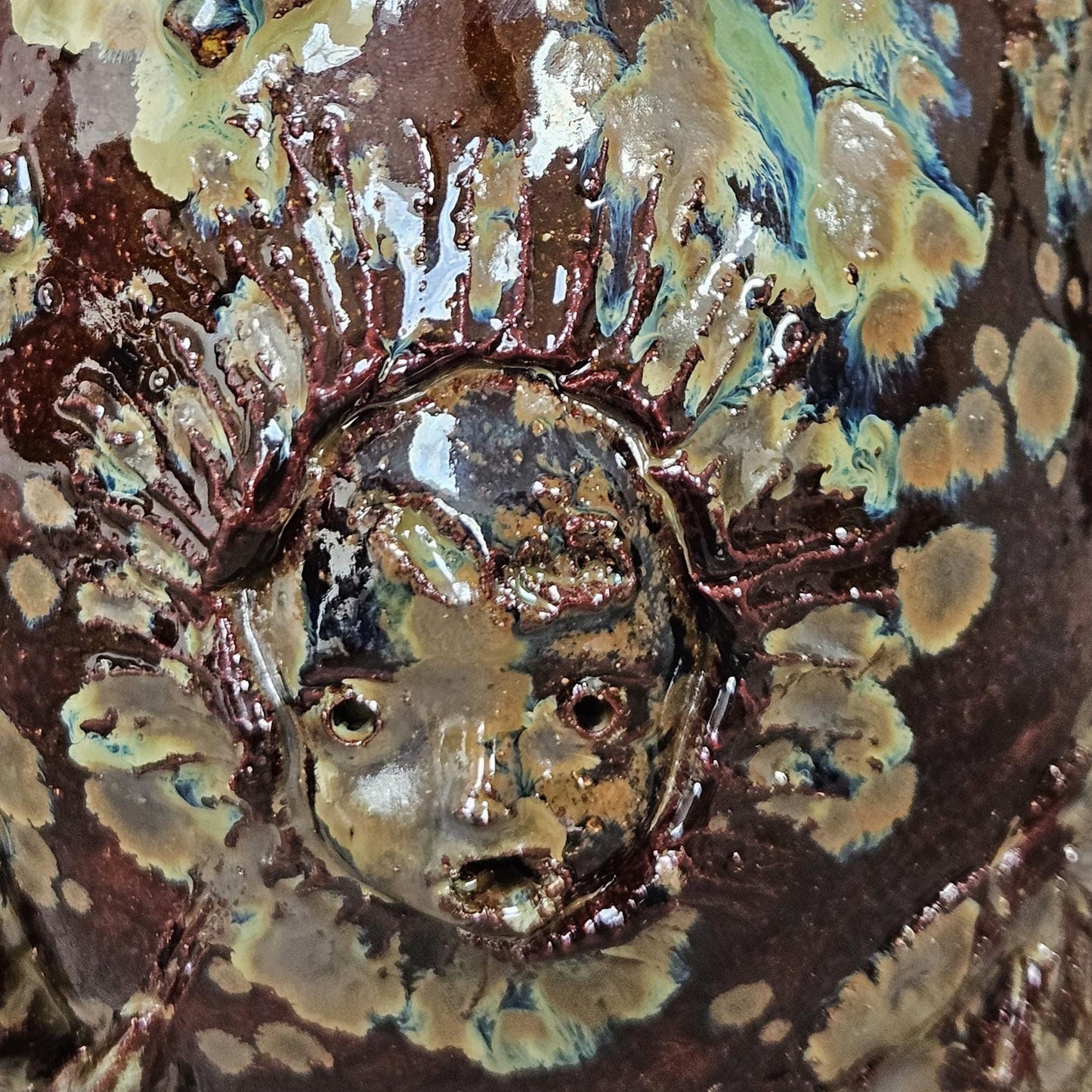 Enigmatic Bone-Mask Ceramic Vase – Dark Folk Ritual Vessel, Ø12×17.5 cm by Red Raven Pottery