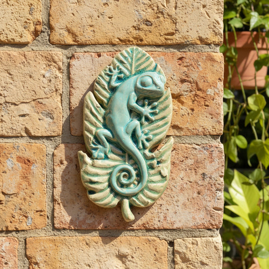 Forest Gecko Ceramic Hanging – Tropical Nature Accent, 13 × 6.5 × 1.5 cm by Red Raven Pottery