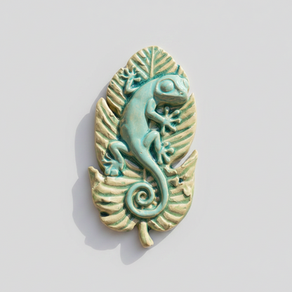 Forest Gecko Ceramic Hanging – Tropical Nature Accent, 13 × 6.5 × 1.5 cm by Red Raven Pottery