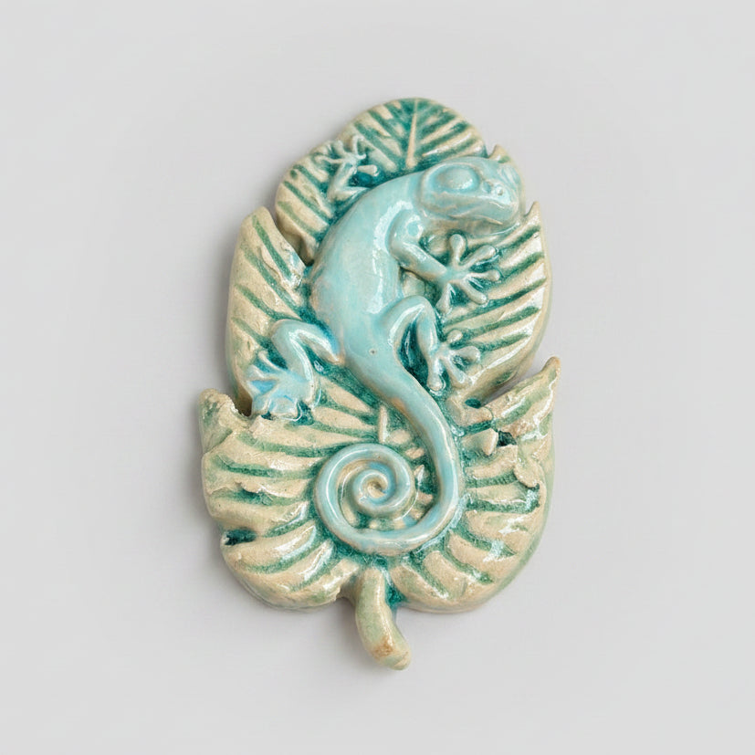 Forest Gecko Ceramic Hanging – Tropical Nature Accent, 13 × 6.5 × 1.5 cm by Red Raven Pottery