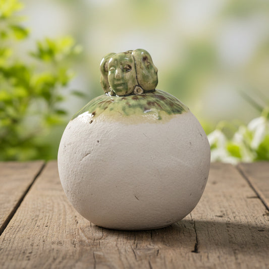 Fourfold Gaze Ceramic Vase – Faces In Quiet Witness, Ø9×13 cm by Red Raven Pottery