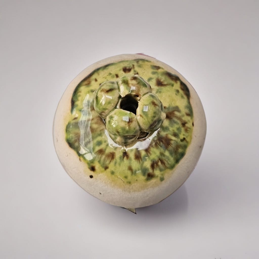 Fourfold Gaze Ceramic Vase – Faces In Quiet Witness, Ø9×13 cm by Red Raven Pottery