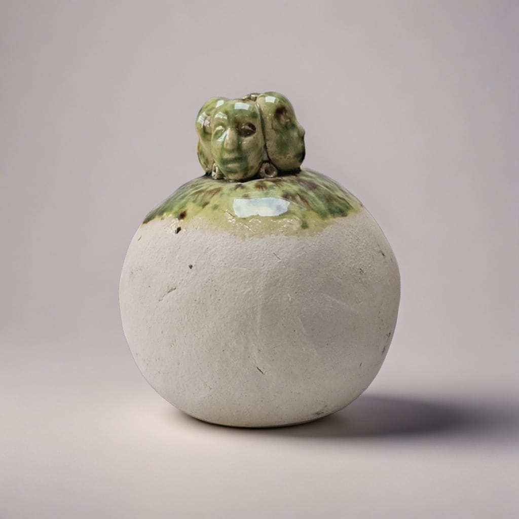 Fourfold Gaze Ceramic Vase – Faces In Quiet Witness, Ø9×13 cm by Red Raven Pottery