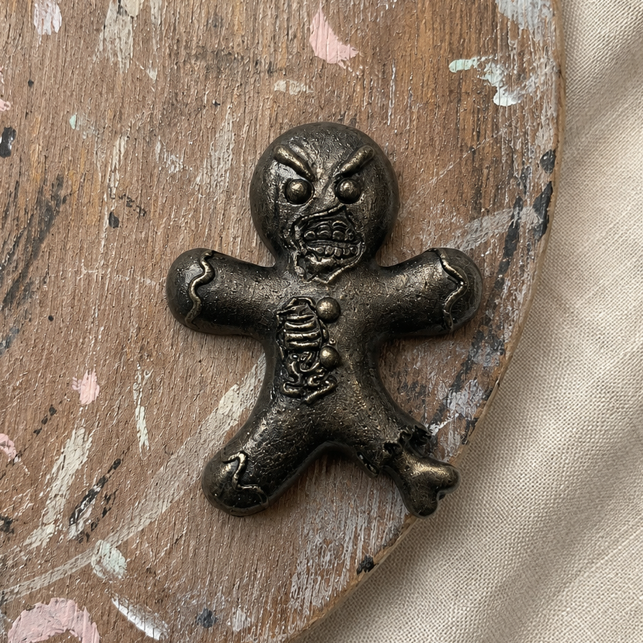 Frostbitten Gingerdead Handmade Plaster Fridge Magnet - Horror Studio Cast Ornament, 8 x 7 x 1 cm by Hook & Hex