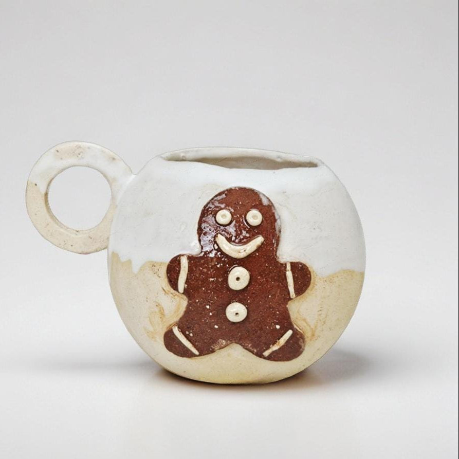 Frosty Gingerbread Ceramic Tea Mug – Jolly Season Warmth, Ø11×10 cm by Red Raven Pottery