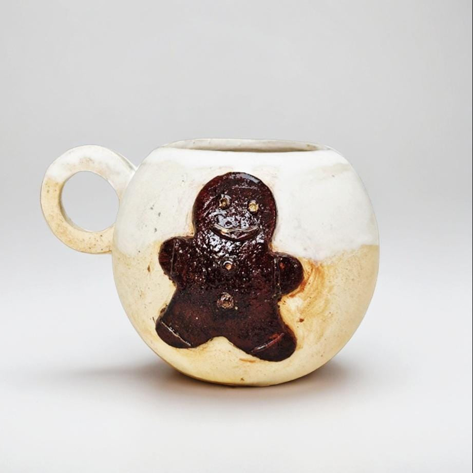 Frosty Gingerbread Ceramic Tea Mug – Jolly Season Warmth, Ø11×10 cm by Red Raven Pottery