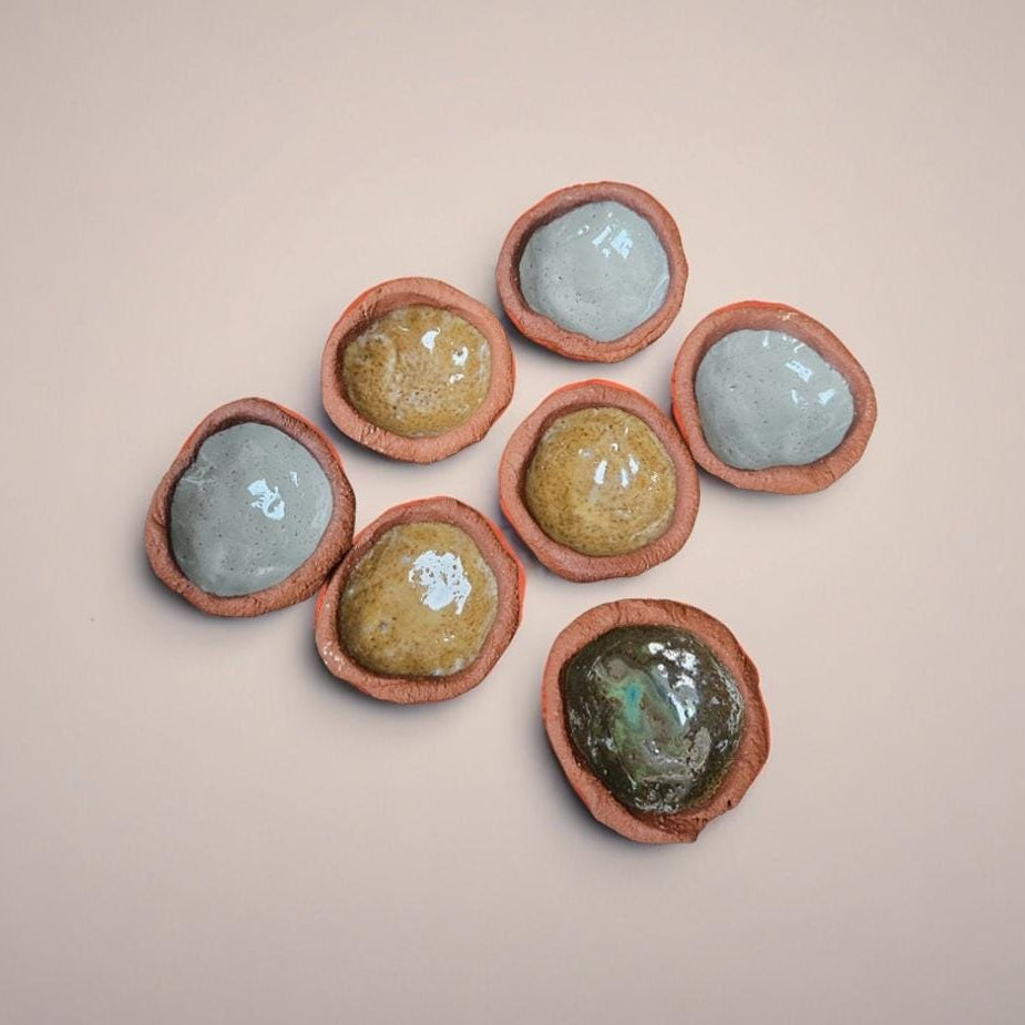 Geode Gloss Terracotta Trinket Dish – Earthy Luster Pinched Pot, Ø8×2 cm by Red Raven Pottery