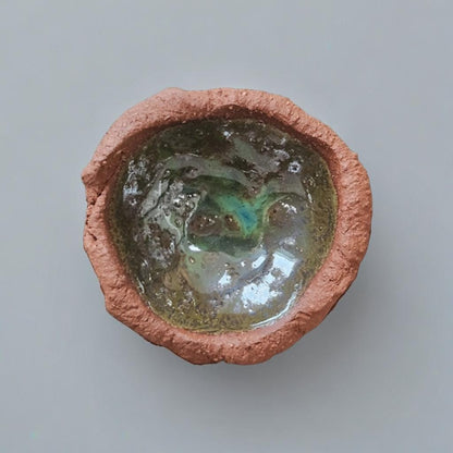 Geode Gloss Terracotta Trinket Dish – Earthy Luster Pinched Pot, Ø8×2 cm by Red Raven Pottery