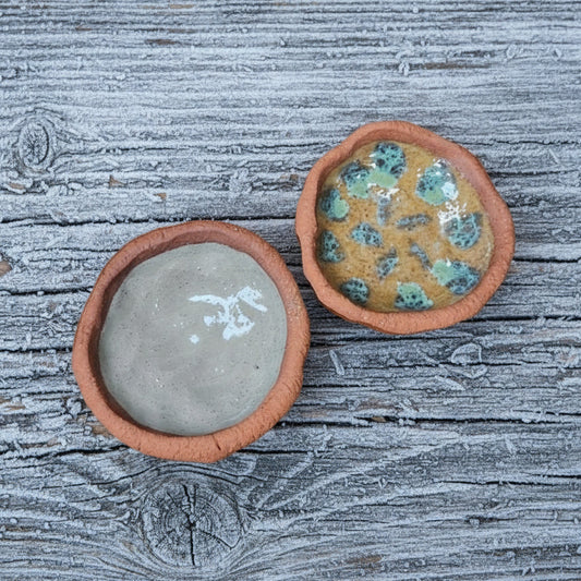 Geode Gloss Terracotta Trinket Dish – Earthy Luster Pinched Pot, Ø11×2 cm by Red Raven Pottery
