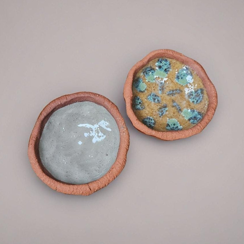 Geode Gloss Terracotta Trinket Dish – Earthy Luster Pinched Pot, Ø11×2 cm by Red Raven Pottery