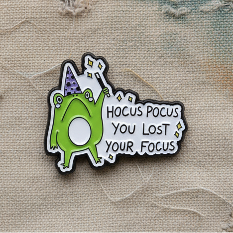 Hocus Pocus Lapel Pin – Spellbound Frog Metal Badge, 3 × 2.7 cm
