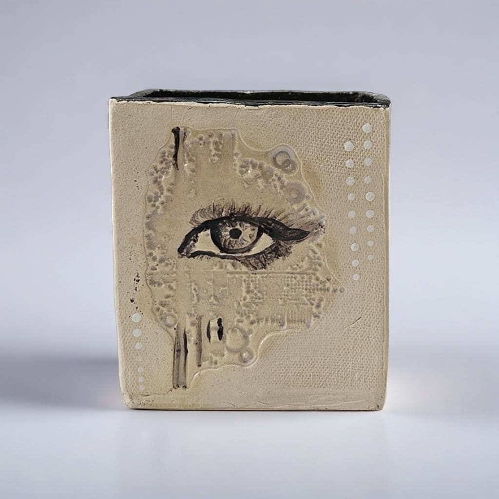 I See You Ceramic Vase – Watchful Presence In Clay, Ø8×10 cm by Red Raven Pottery