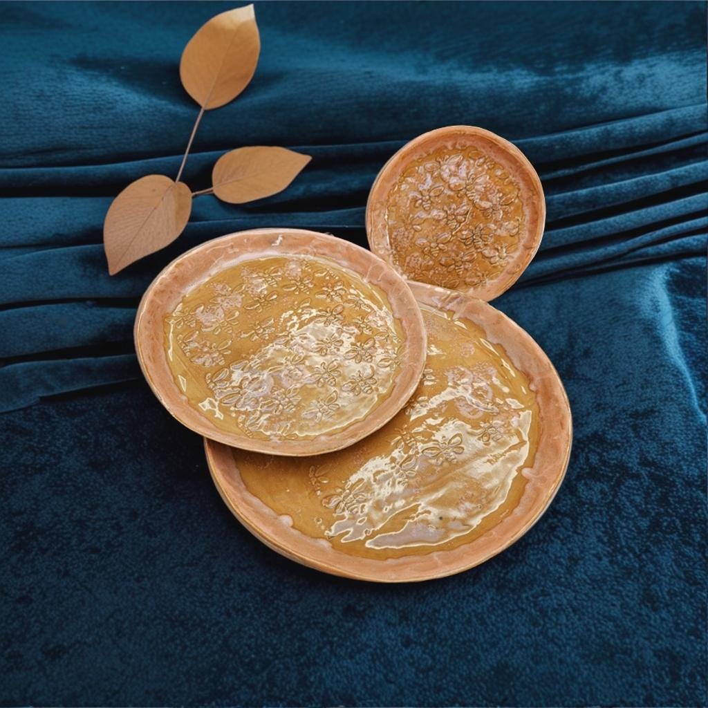 Handmade dinnerset of 3 Bee